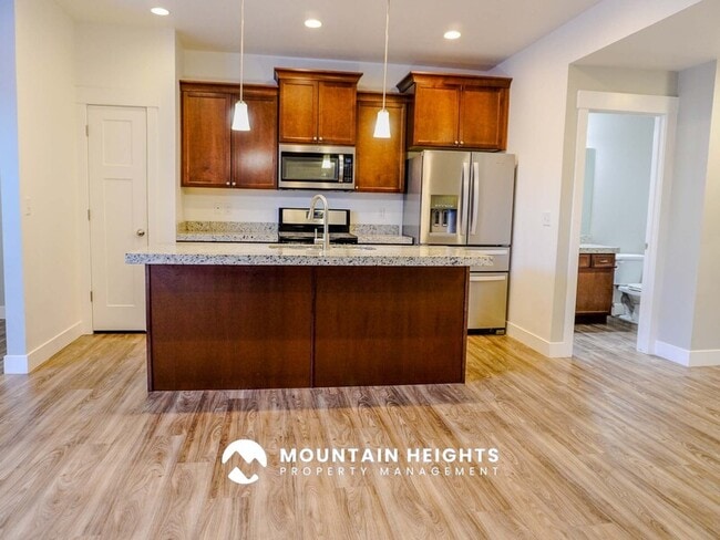 Building Photo - 824 Newfield Dr