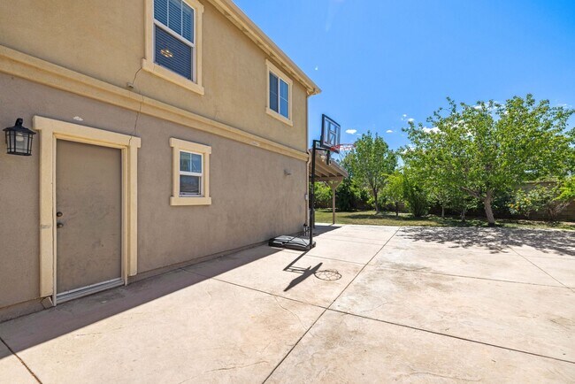 Building Photo - 4 bedrooms / 3 bathroom OPEN floor plan HOUSE for rent in LANCASTER