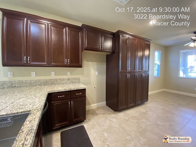 Building Photo - Pristinely Maintained Roseville Home with ...