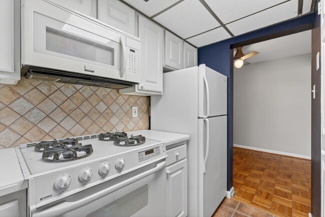 Building Photo - Professionally Managed, 2 Bedroom Corner Unit // Glover Park // Parking Included