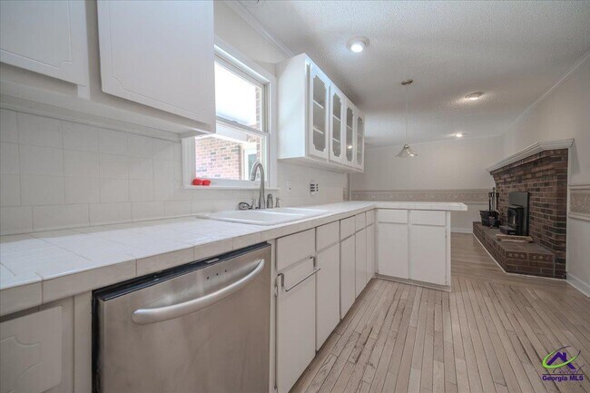 Building Photo - 413 Granada Terrace