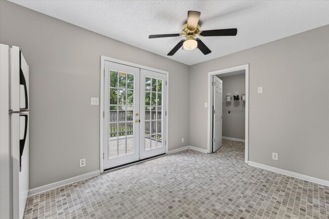 Building Photo - Pet Friendly Three Bedroom!