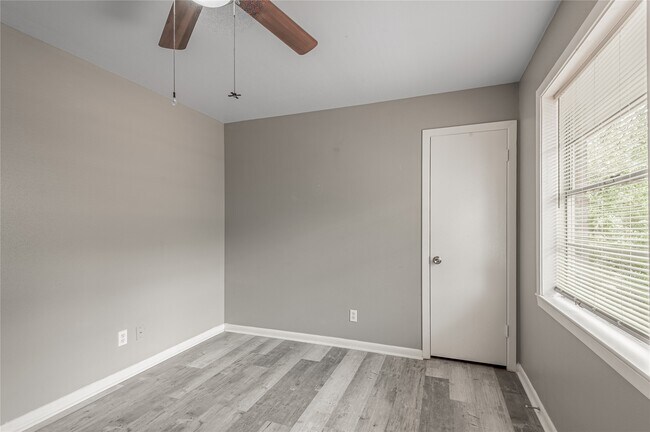 Building Photo - 818 University Ave