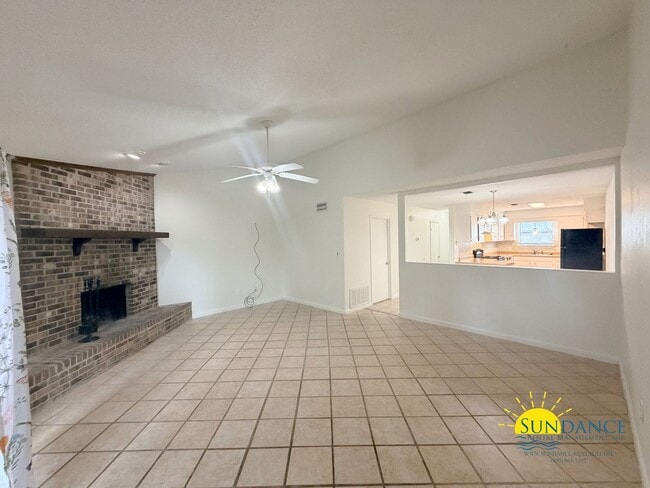 Building Photo - Beautiful 2 Bedroom townhome in Fort Walton Beach in between Hurlburt Field & Eglin Airforce Base!