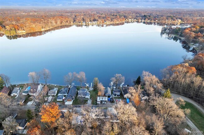 Building Photo - 8165 Leonard Dr