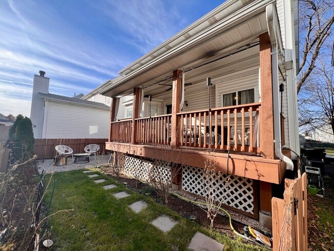 Building Photo - 3 bed 2.5 bath Located in the Heart of The Hill