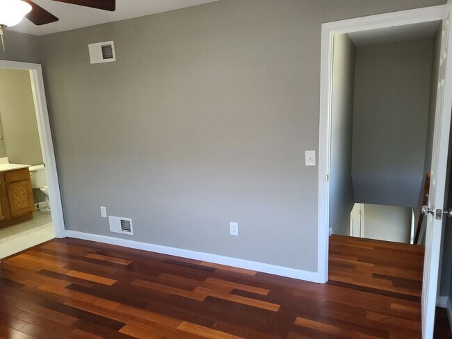 Building Photo - 3 Bedroom 2 1/2 bath end unit Townhome for Rent in Waynesboro