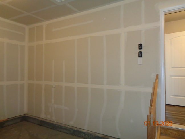 Building Photo - Main level living