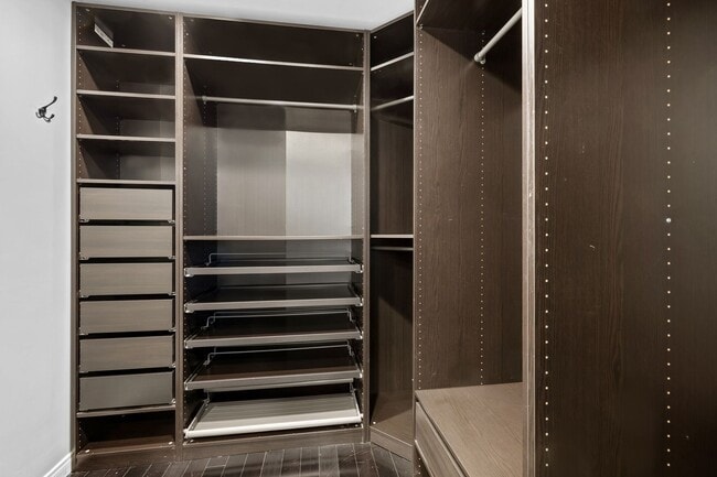 Building Photo - 5 Bedroom 5.5 Bathroom Pool Home in Encino