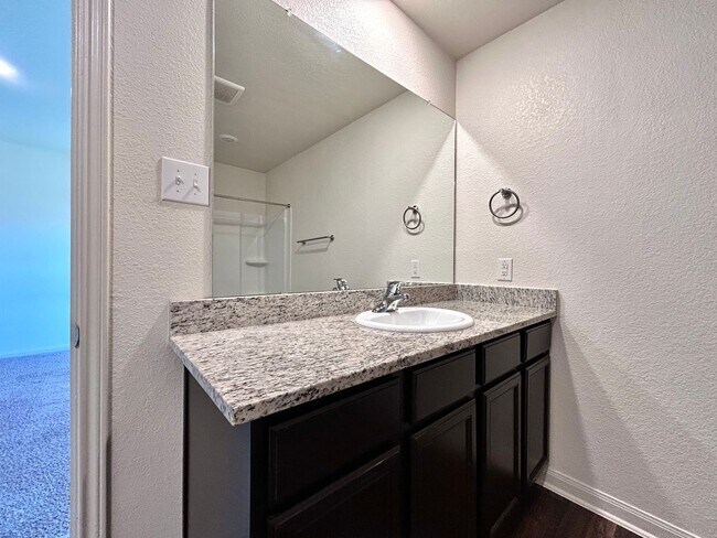 Building Photo - Comfortable 3 Bed / 2 Bath Home with Washer & Dryer and 2-Car Garage