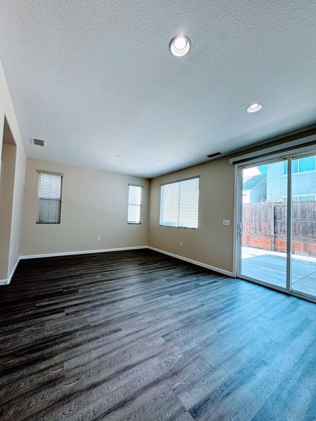 Building Photo - 3BR SFR w/ Tandem Garage & Fenced Yard near Boxwood St