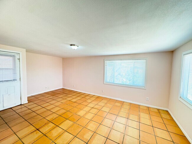Building Photo - Come soon! 2 Bedroom home