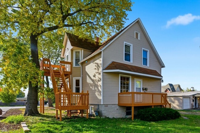 Building Photo - 7635 W Foster Ave