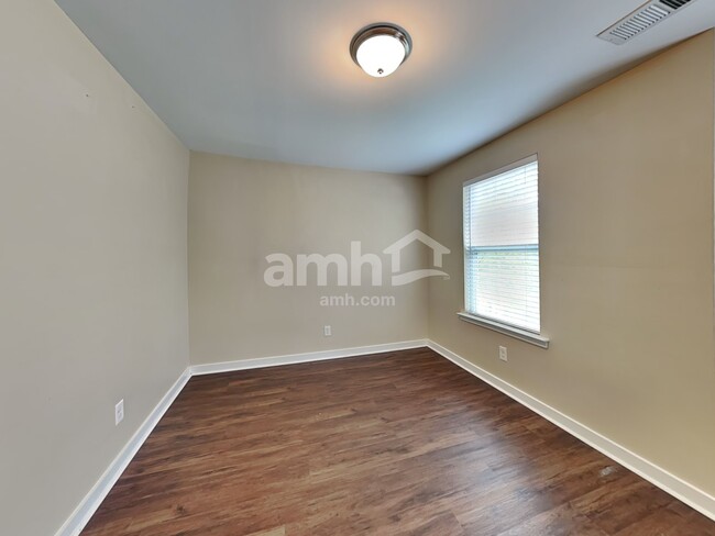 Building Photo - 4940 Ballantine Dr