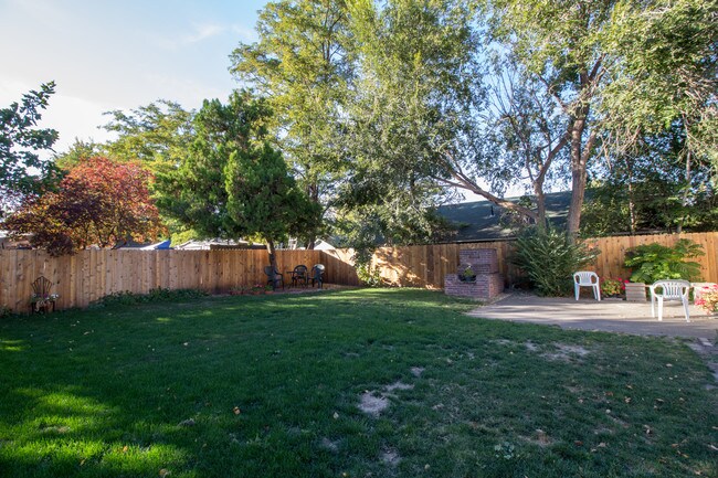 Building Photo - 1321 E Isaacs Ave