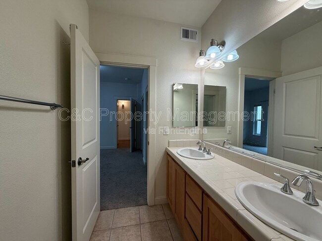 Building Photo - 2527 N Village Dr