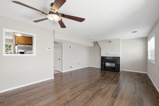 Building Photo - Stunning 3 Bedroom Townhome !