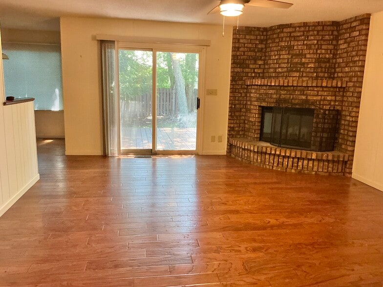 Building Photo - 2209 Grange Cir