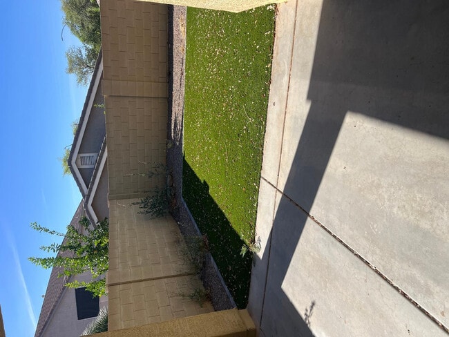 Building Photo - 10335 W Robin Ln