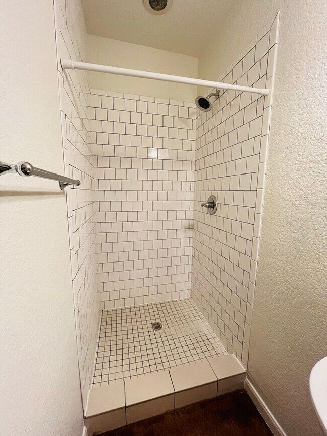 Building Photo - * MOVE IN SUMMER 6/27/2027 * $6500/$1300 per bed average 5 Bed 3 Bath 3 Block to TCU