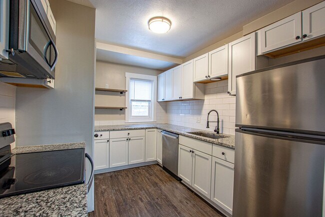 Building Photo - 3 Bedroom / 2 Bath Home with Garage off 45th and Leavenworth!