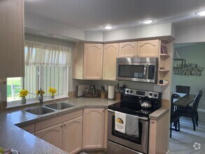 Building Photo - Beautiful fully furnished townhouse on the...