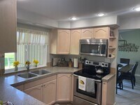 Building Photo - Beautiful fully furnished townhouse on the...