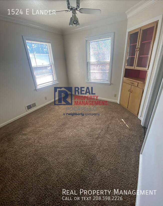 Building Photo - 3 bedroom 2 bath Home