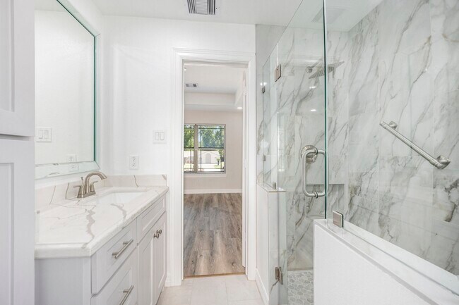 Building Photo - 7711 Antoine Dr