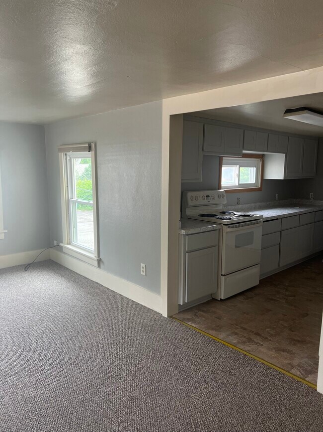 Great room into kitchen - N63W23965 Main St