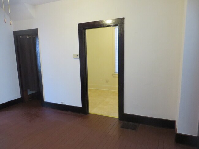 Building Photo - Large Three Bedroom, 1.5 Bathroom Home hal...