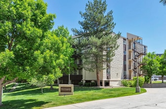 Building Photo - Beautiful 2BR/2BA Condo with Pools, Parkin...