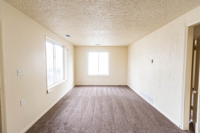 Building Photo - 858 Minota Ave