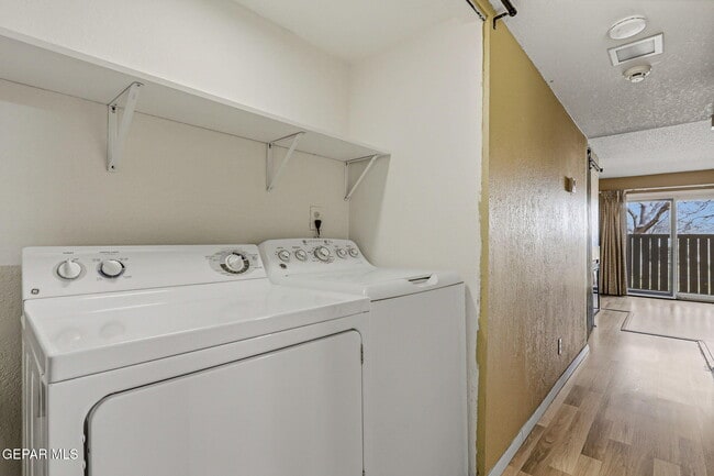 Building Photo - 1644 Lomaland Dr