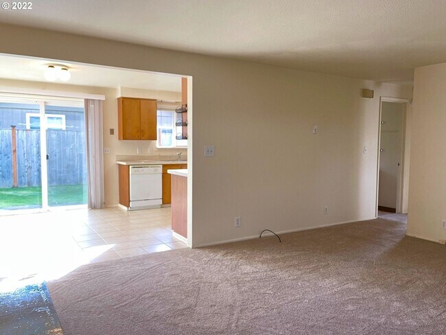 Building Photo - 2 Bedroom 1 Bathroom Home with a Backyard!