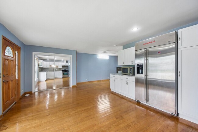 Building Photo - 670 Lakeview Ln