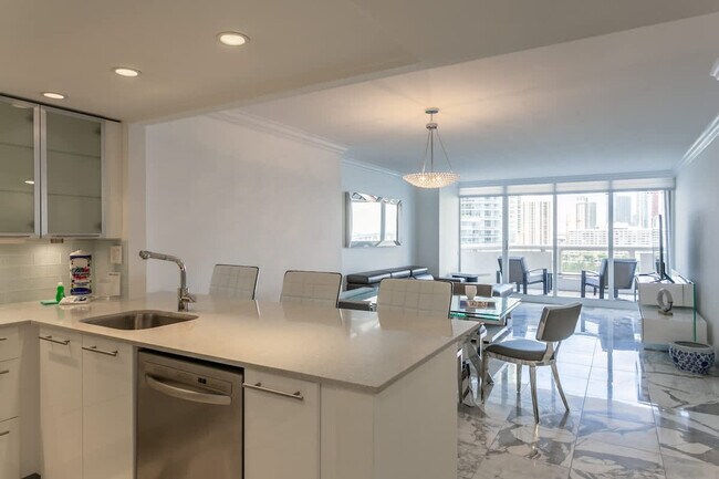 Building Photo - 1717 N Bayshore Dr