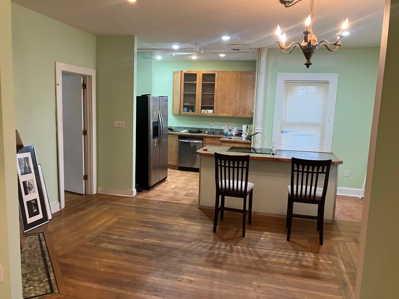 Building Photo - 32 Huntington St