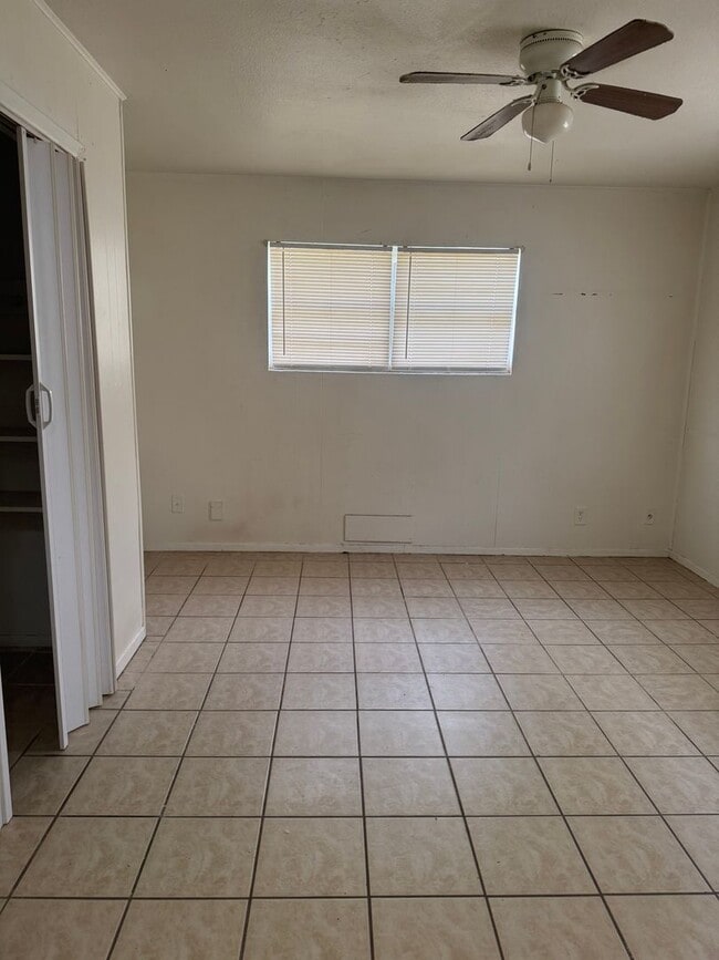 Building Photo - Large 2bedrooms 1bathroom bills separated ...