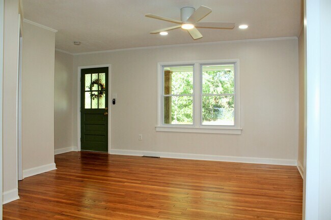 Building Photo - 275 Piney Ln