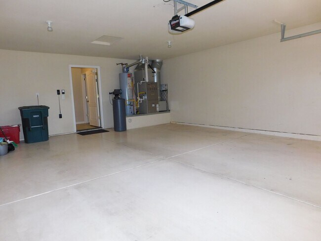 Building Photo - Spacious 2-Bed in Fountain Greens!