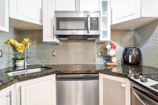 Building Photo - 2701 Middle River Dr