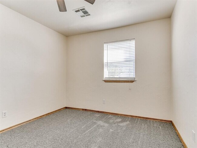 Building Photo - 325 E Cedar Ln