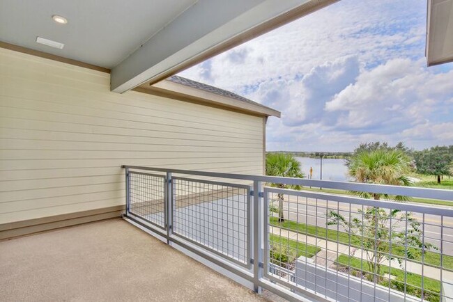 Building Photo - Stunning 2/2 Modern Townhome with a Bonus ...
