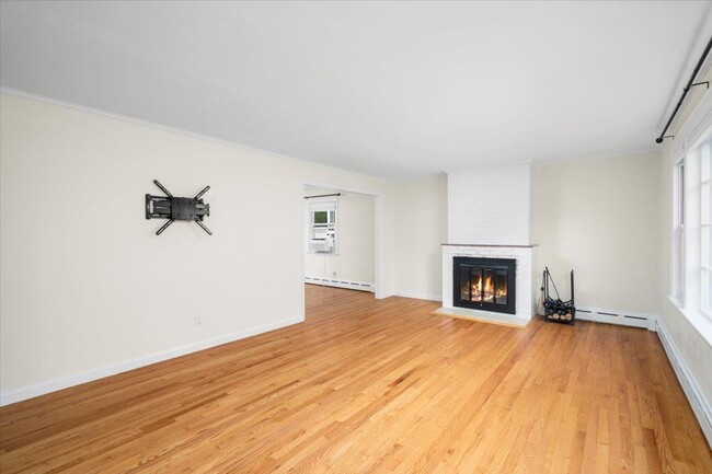 Building Photo - 714 Forest Ave