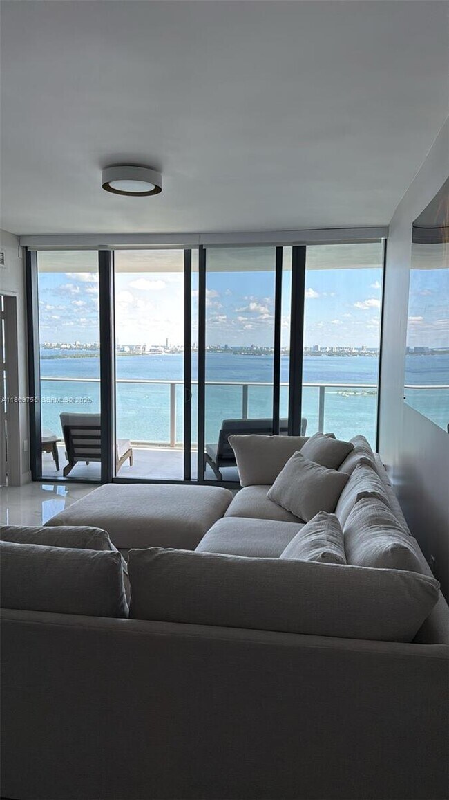 Building Photo - 700 NE 24th St