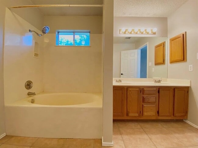 Building Photo - 708 Hidatas Cove
