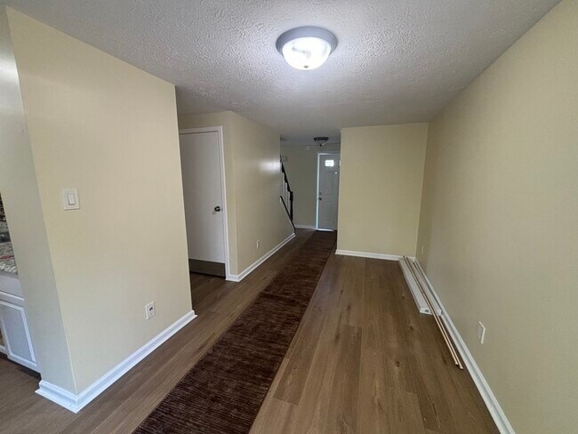 Building Photo - 3 bedrooms plus Den