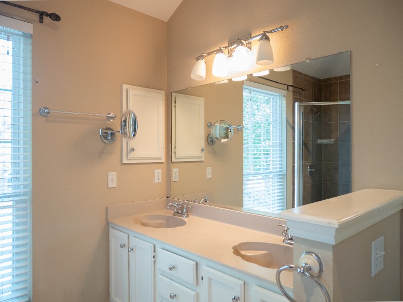 Building Photo - 507 Eaglecreek Dr