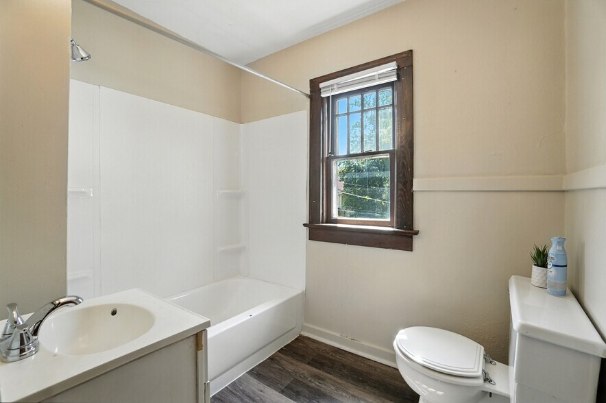 Building Photo - 2911 Broadway